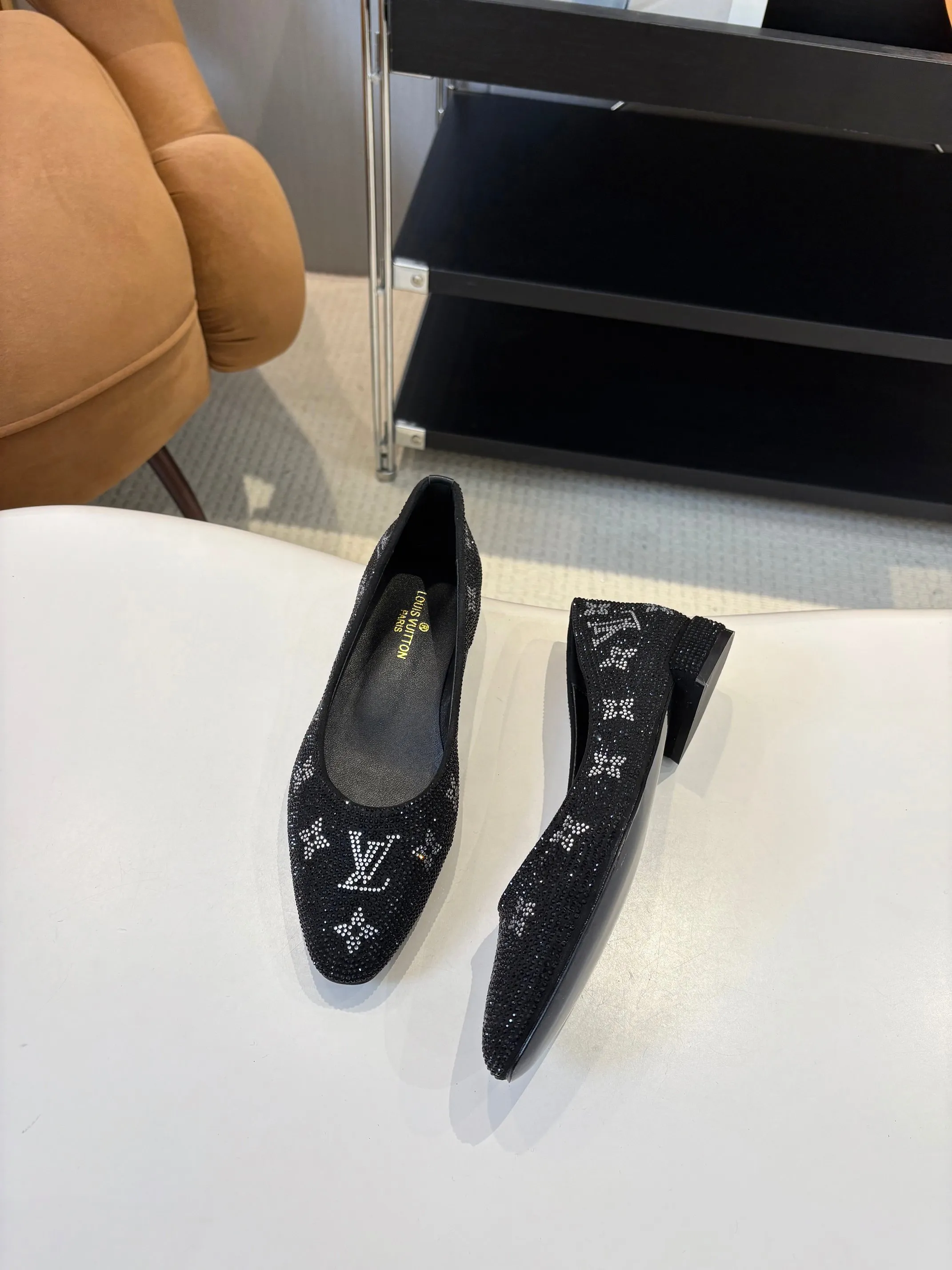 👟👟Ex-factory price 520👟👟 Louis Vuitton Louis Vuitton, 2025 flat shoes, modern and fashionable in one! Meet love when you turn a corner, release a strong aura like a queen, and capture everyone's attention instantly! Fabric: LV classic presbyopia + glittering diamonds + Yang Jing Lining/foot pads: imported lambskin leather outsole Size number: 35-41